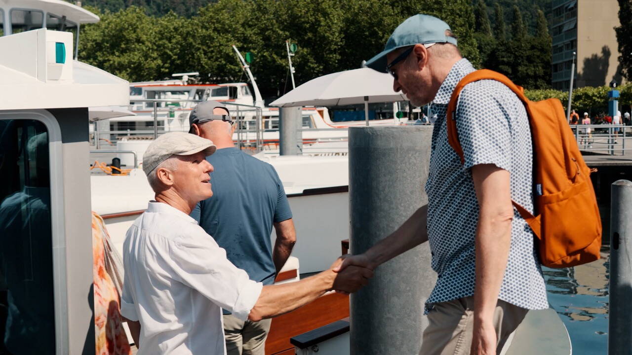 patrik-bucher-captain-host-gourmetschiff.jpg Captain and host Patrik Bucher welcoming a guest aboard Gourmetschiff with a handshake.
