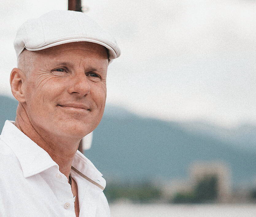 patrik-bucher-kapitaen-gastgeber-gourmetschiff-kontakt.jpg Patrik Bucher, Kapitän und Gastgeber des Gourmetschiffs, vor dem Bielersee.