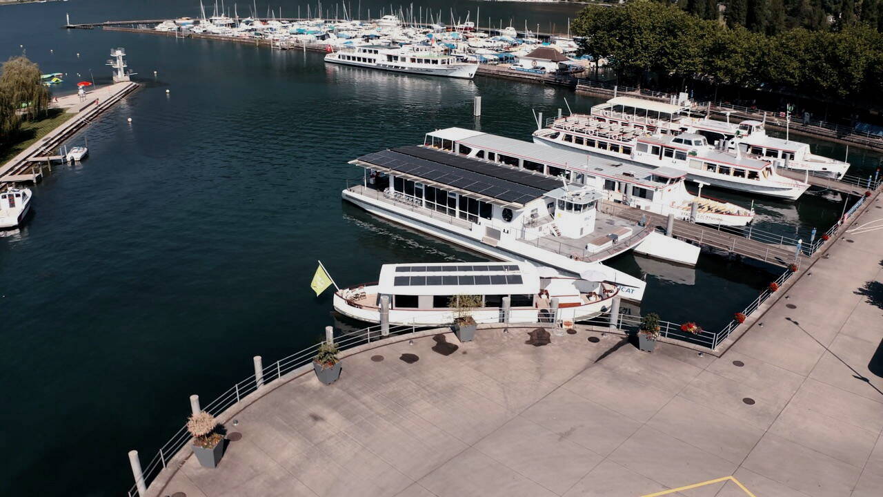 gourmetschiff-boarding-hafen-biel-bienne.jpg Romandie I – 1952 am Boardingplatz im Hafen von Biel/Bienne mit Blick auf Hafen und See.