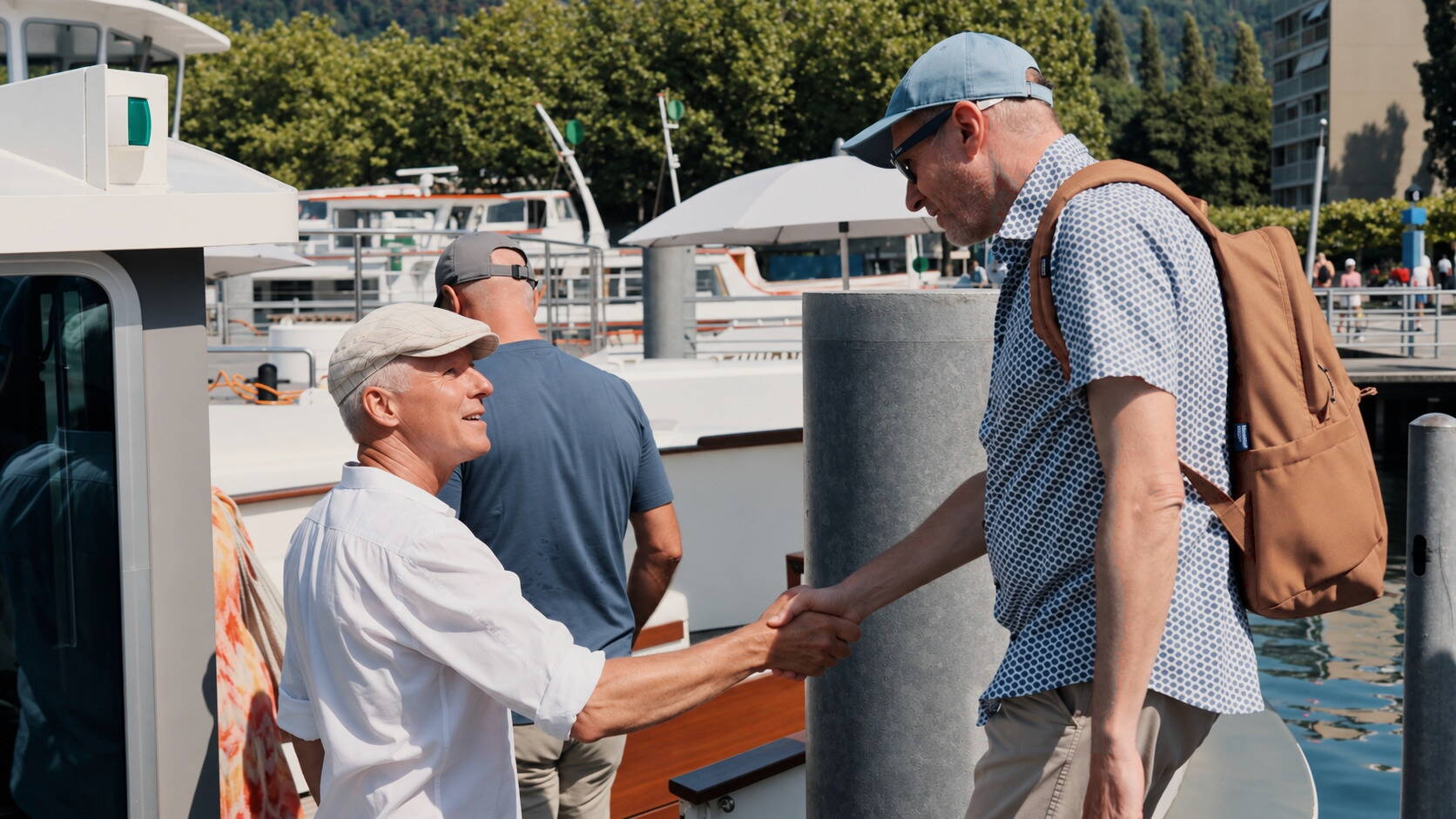 patrik-bucher-gastgeber-gourmetschiff.jpg Kapitän und Gastgeber Patrik Bucher begrüsst einen Gast am Steg vor der Romandie I.